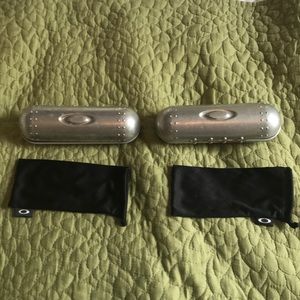 Oakley metal cases plu dust bags set